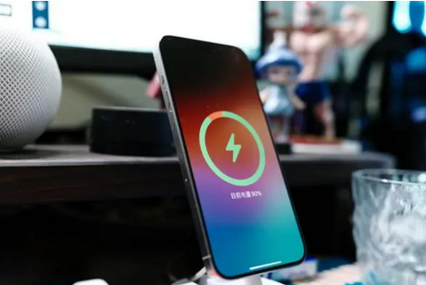 唐河苹果15换屏服务分享用什么充电器给iPhone15充电更好 
